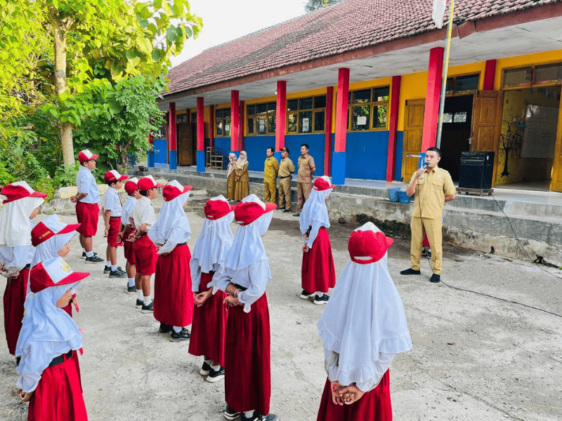 Upacara Bendera Hari Senin di Sekolah